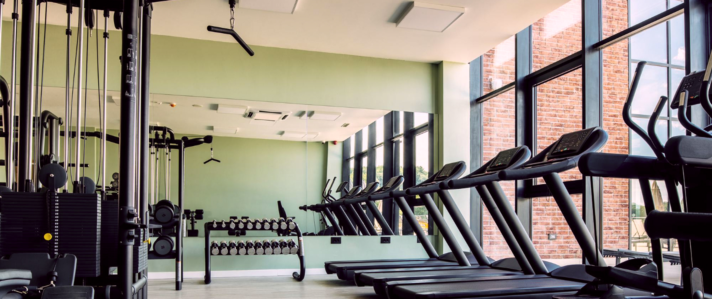 Тренажерный зал с различными атрибутами: гантели,беговая дорожка и другое